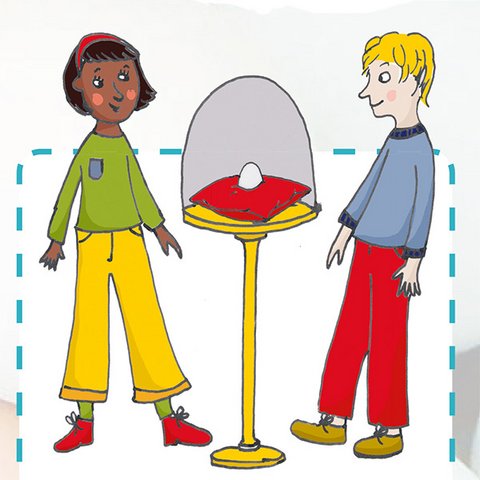 Zwei Kinder mit Ei auf rotem Kissen unter Glasglocke