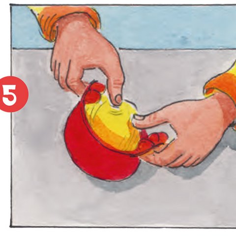 Mit Händen roten Ballon über gelbe Ballonkugel drüberziehen.