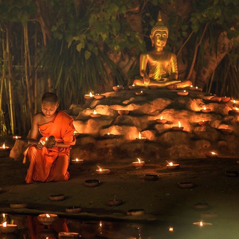 Wesak-Fest Buddha-Statue mit Mönch und Lichtern