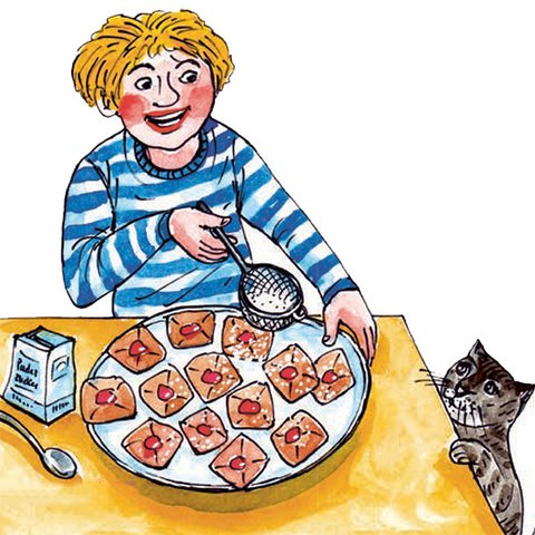 Lachendes Kind bestreut Lutherrosen auf großem runden Teller mit Puderzucker und wird von Katze beobachtet.