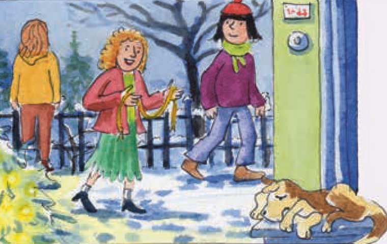 Töchter finden Gürtel im verschneiten Garten.