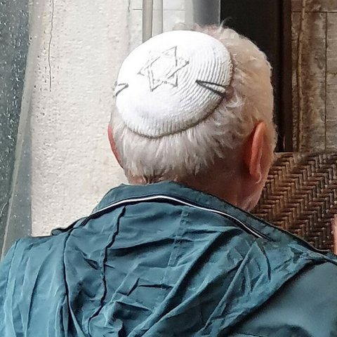 Mann mit Kippa mit Davidstern Mann mit Kippa mit Davidstern
