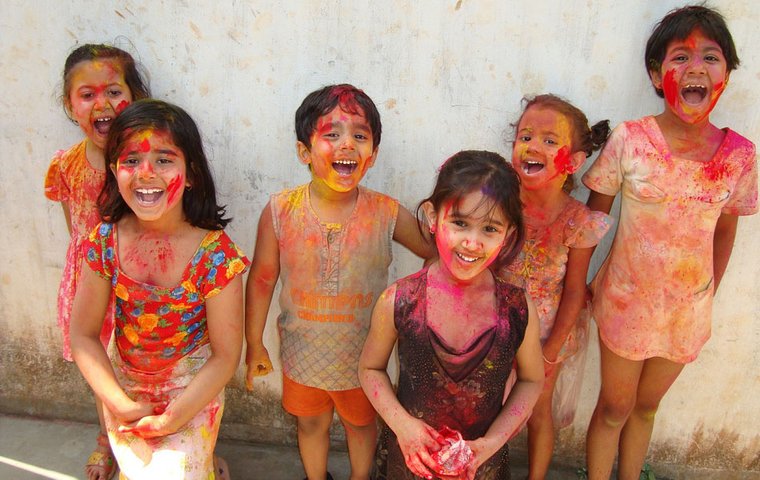 Lachende bunte Kinder am Holifest