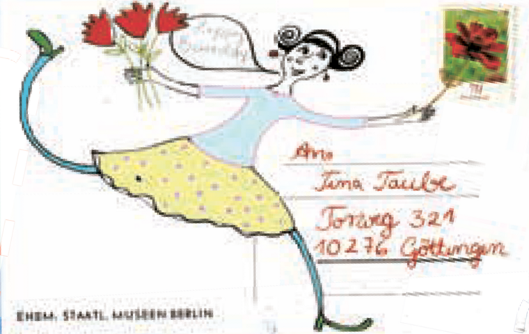 Postkarte mit tanzendem Mädchen, das Blumenstrauß und Blumen von Briefmarke in Hand hält.
