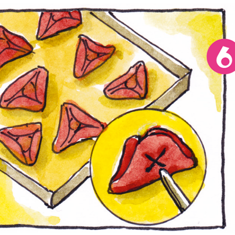 X in Teighüte ritzen und auf Backblech legen.