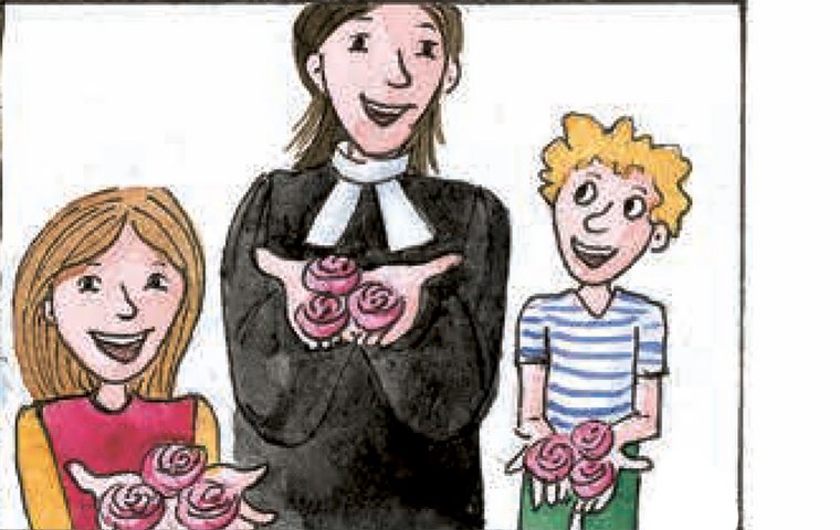 Pfarrerin und zwei Kinder halten jeweils drei Rosen in den Händen.
