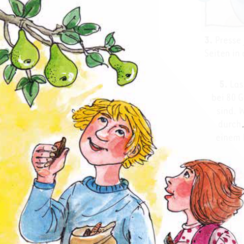 Kinder essen Birnen-Chips unter Birnenbaum