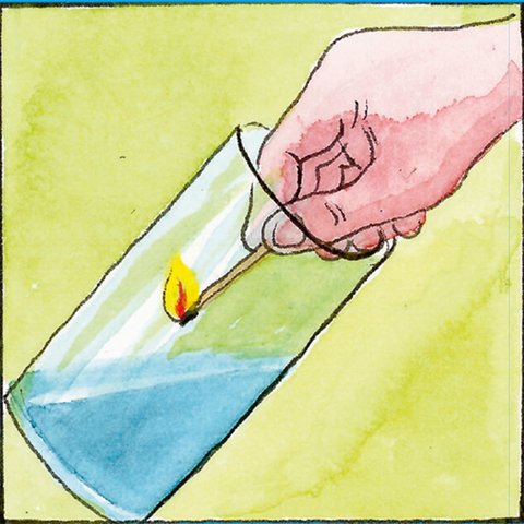 Hand hält brennendes Streichholz in halb gefülltes Wasseerglas.