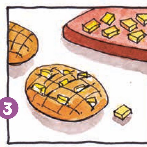 Käsewürfe in Gitter der Semmeln stecken.