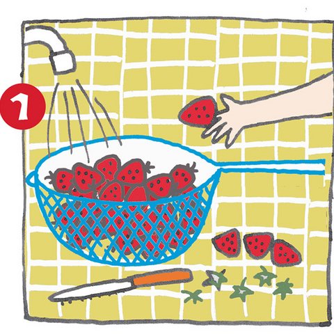 Rote Erdbeeren in blauem Sieb unter laufendem Wasserhahn waschen. 