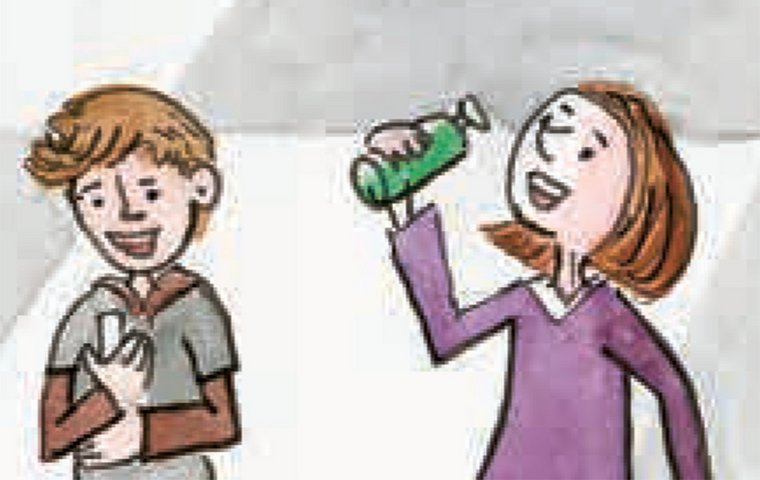 Junge und Mädchen mit grüner Flasche