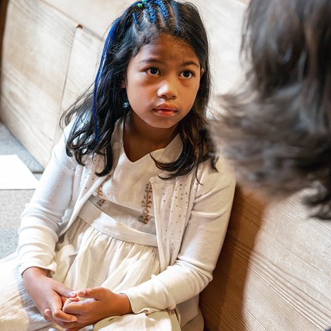 Laëtitia mit gefalteten Händen