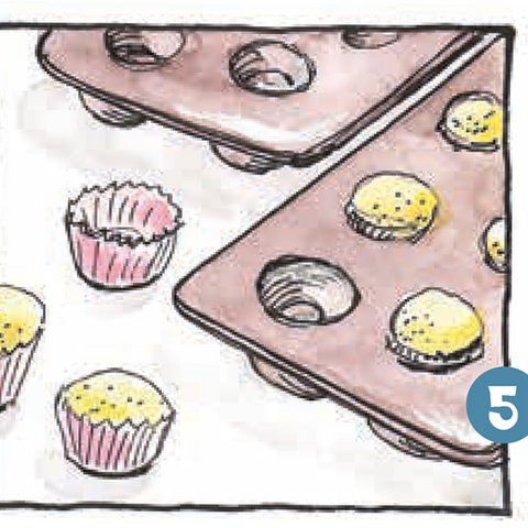 Muffinblech mit Papierförmchen und Muffins