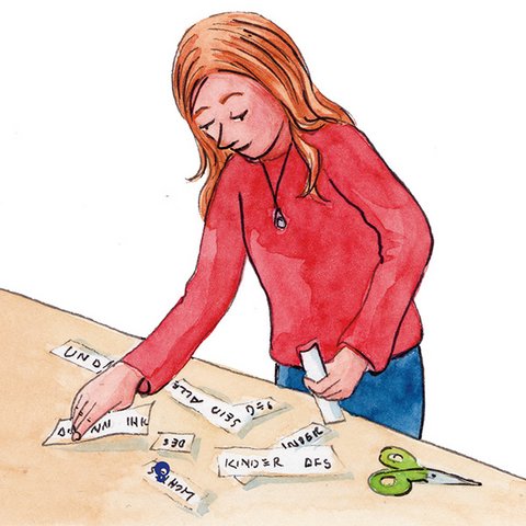 Frau mit rotem Pullover sortiert an Tisch Textzettel.