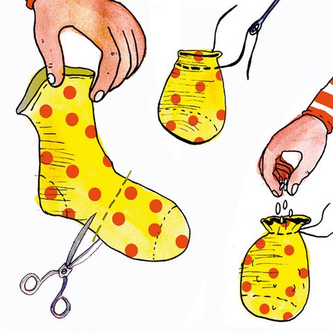 Gelbe Socke mit roten Punkten wird mit Schere, Nadel und Faden zum Footbag.