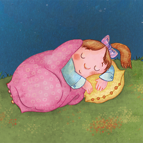 Kind in rosa Schlafsack und mit gelben Kissen schläft auf grüner Wiese.