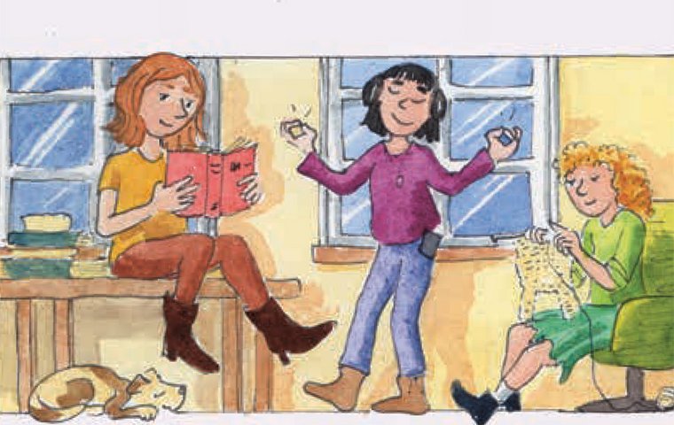 Drei junge Frauen beim Lesen, Musik hören und stricken.