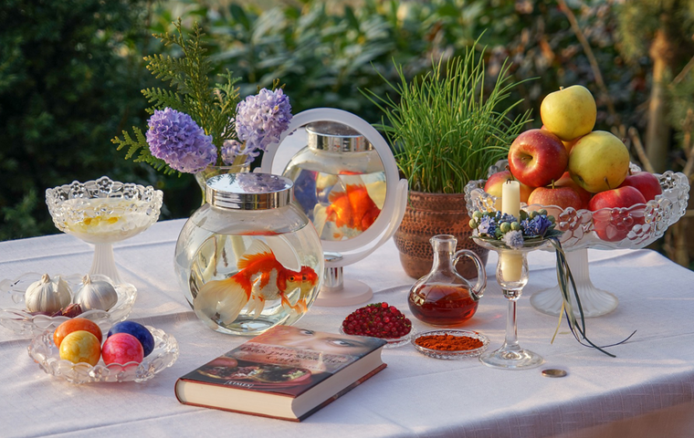 Nowruz 3 Tisch mit Stilleben "Haft Sin"