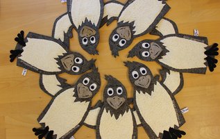7 im Kreis liegende Kira-Handpuppen