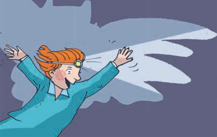 Kind rennt mis ausgebreiteten Armen.