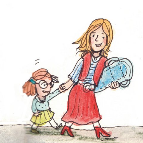 Mutter geht mit Tragetasche und kleiner Tochter an der Hand.