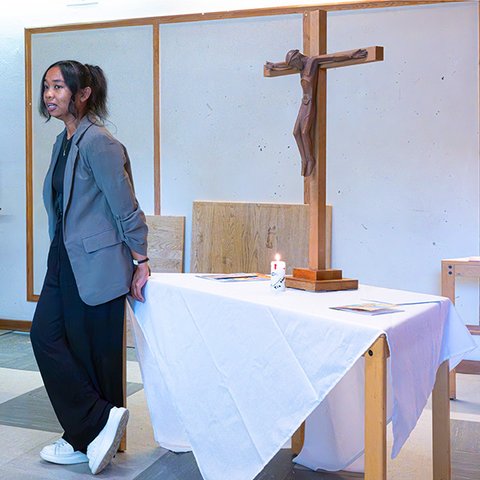 Ndimbi vor KiGo-Altar