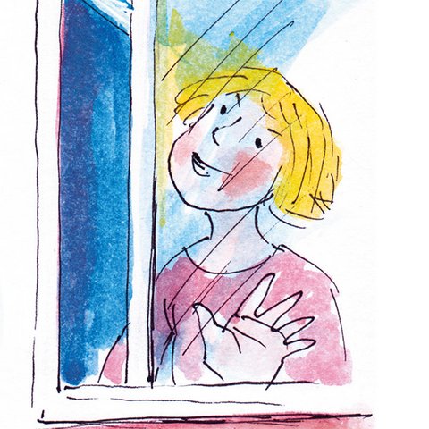 Kind guckt aus dem Fenster.