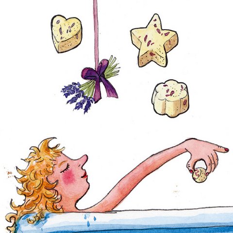 Kind in Badewanne mit Badepralinen und Lavendelsträusschen