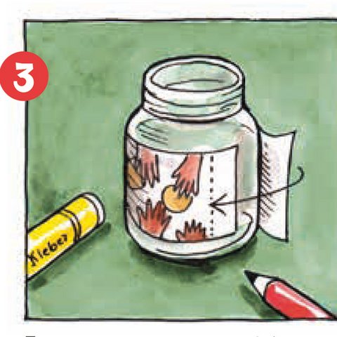 Bemalten Papierstreifen um Glas kleben.