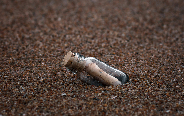 Flaschenpost im Sand