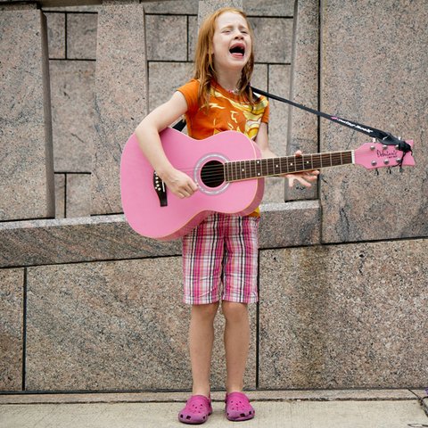 Danke! Singendes Mädchen mit rosa Gitarre