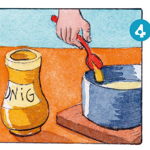 Mit Löffel Honig aus Glas in Milchtopf geben