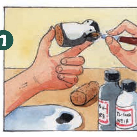 Korken mit Pinsel und Farbe als Pnguin bemalen