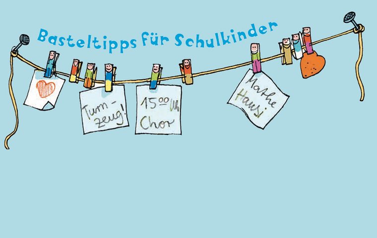 Schnur mit mit Wäscheklammern befestigten Merkzetteln