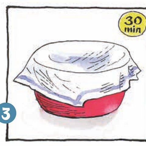 Rote Schüssel mit weißem Tuch abgedeckt.