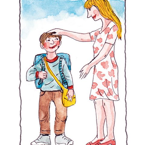 Mit Herz, Mund und Händen Mutter legt Kind mit Schultasche Hand auf Kopf.