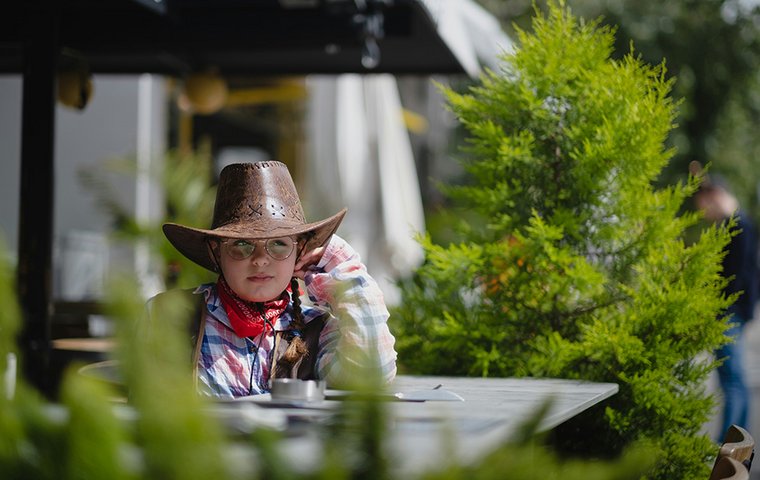 Als Cowgirl verkleidetes Mädchen