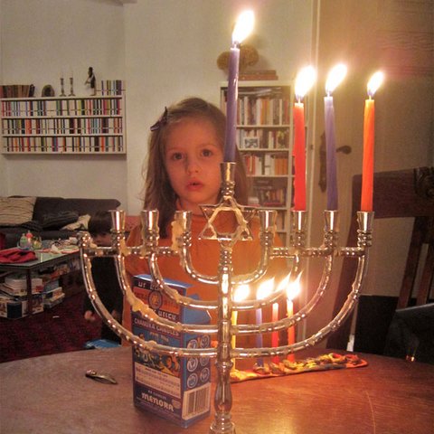 Chanukka Mädchen mit Chanukka-Leuchter