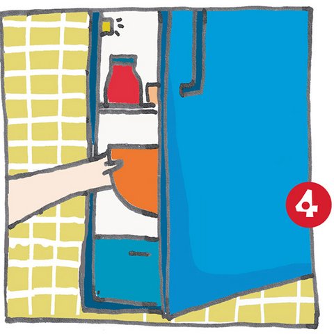 Orange Schüssel in blauen Kühlschrank stellen.