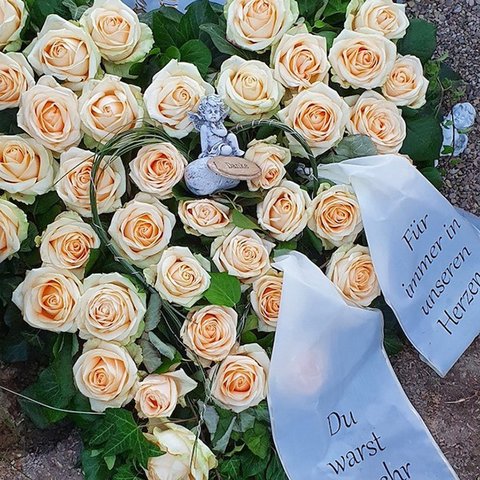 Grabschmuck Herz aus Rosen mit Schleifen