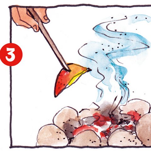 Apfelschnitz mit Spieß über Feuer halten.