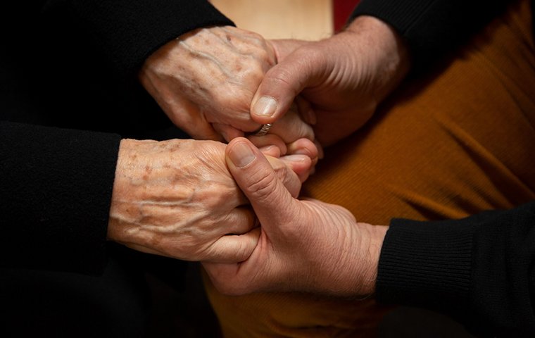 In Gottes Hand geborgen Hände halten