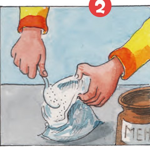 Mehl mit Löffel in kleine Plastiktüte füllen.