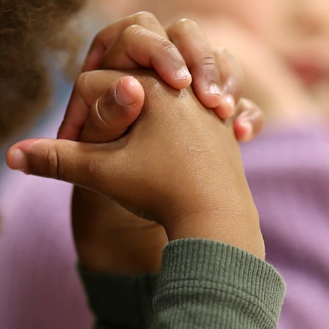 Betende Kinderhände