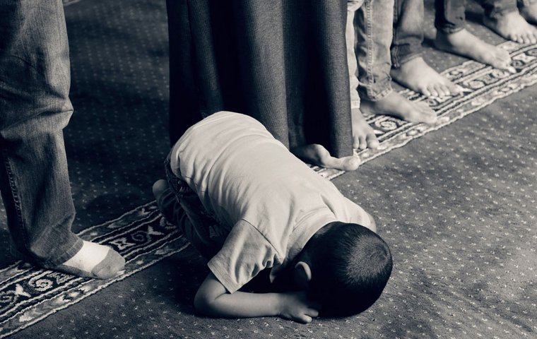 Betender Junge in Moschee