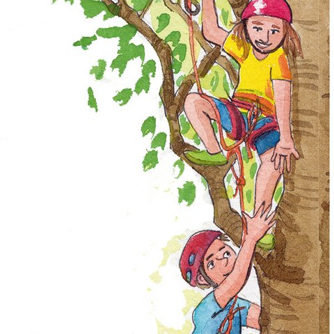 2 Kinder klettern mit Klettergurt auf Baum