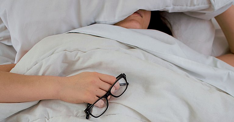 Mama schläft Frau im Bett