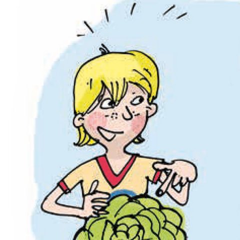 Grinsender blonder Junge mit Salatkopf