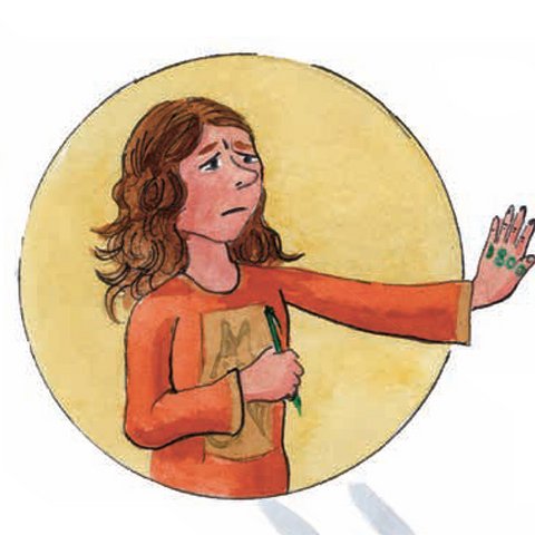 Mädchen mit langen braunen Haaren in orangenem Pferde-Shirt blickt traurig auf Zahl auf ihrem linkem Handrücken.