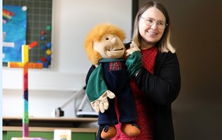 Lehrerin mit Handpuppe